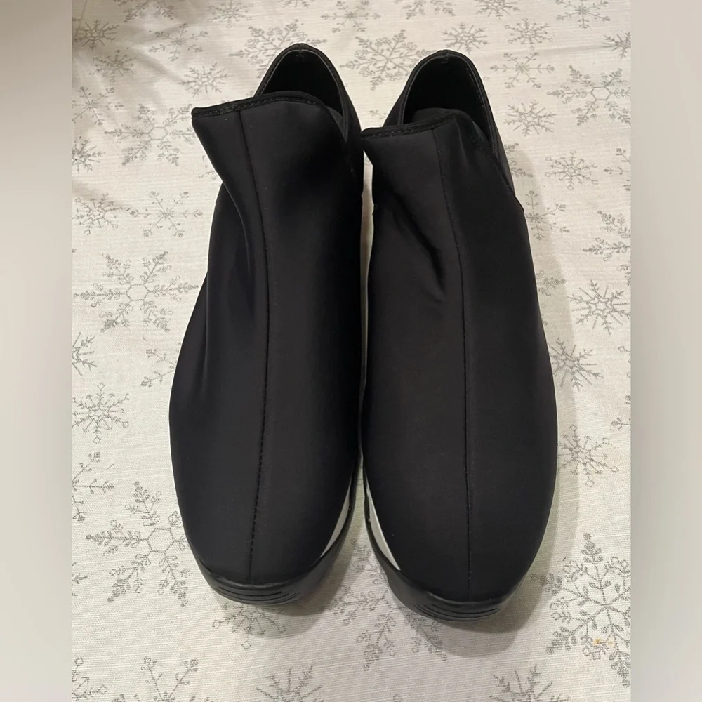 New iRi WES I Black Outline Low Top Women’s Sneaker – Size 10.5W / EU 40.5
